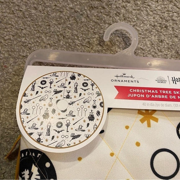 Hallmark Harry Potter Christmas Tree Skirt NEW 40” White Black - Picture 4 of 5